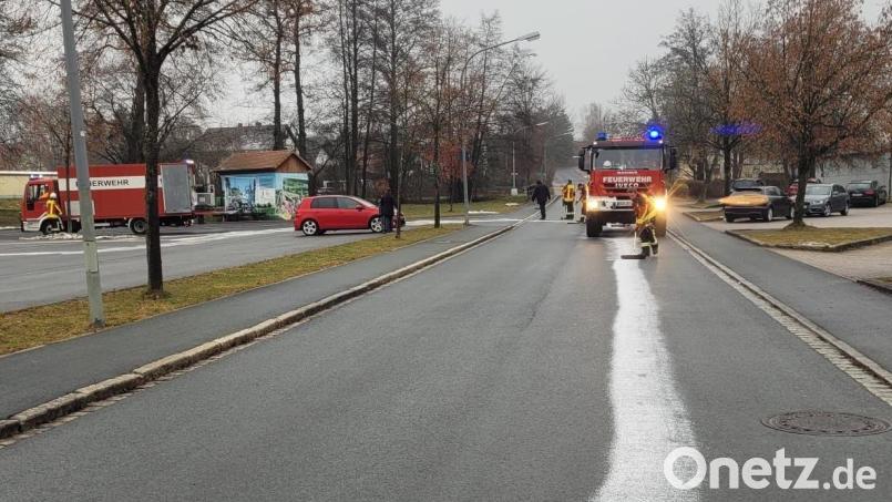 Eine gute Menge an Bindemittel war notwendig, um die mit Öl verschmutzten Straßen in Kemnath am Montag wieder verkehrssicher zu machen. Bild: mde