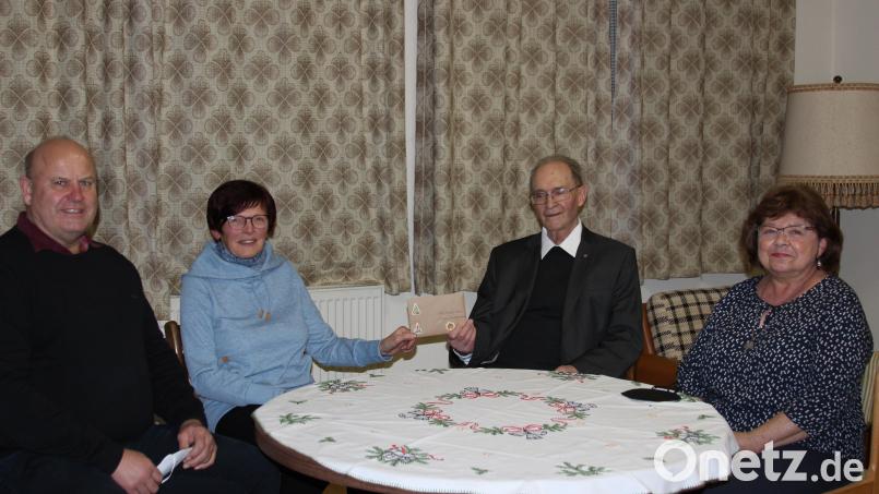 Die beiden Vorsitzenden der KAB Tirschenreuth, Thomas Pinzer und Rita Kraus (von links), übergaben mit Christine Röckl (rechts) vom KAB-Töpferteam 1000 Euro an Pater Helmut Stadermann für das Weihnachtsprojekt der Steyler Missionare „Studienbeihilfe für Dalit-Christen in Sooranam und Indore, Indien“. Die anderen beiden Spenden über je 500 Euro wurden regional an die Empfänger weitergeleitet. Bild: heb