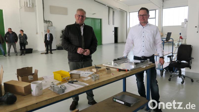 Hauptmieter im Schwandorfer Gewerbehof ist die Software- und Automatisierungstechnik-Firma „Wasotech“. Geschäftsführer Dominik Wagner (rechts) führte Oberbürgermeister Andreas Feller (links) durch den Betrieb. Bild: Hirsch