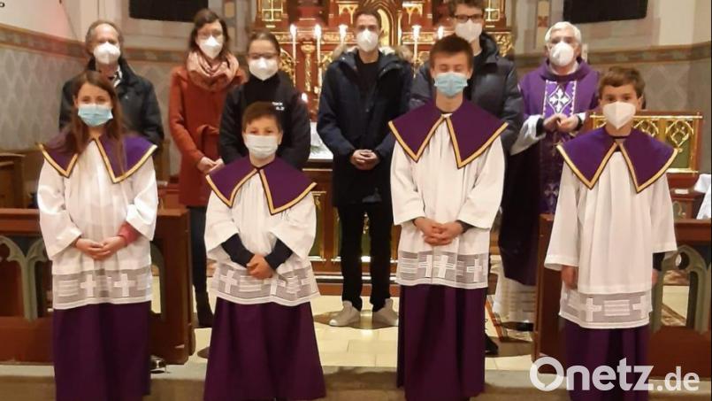 Pfarrer Eugen Wismeth (hinten von rechts) verabschiedete Andreas Kramer, Josef Kramer und Astrid Krämer. Verena Kraus übernimmt weiter die Betreuung. Mit im Bild Mesner Günther Reger und die aktiven Ministranten Lina Schafbauer, Benjamin Götz, Lukas Schafbauer und Dominik Kramer (Robin Götz fehlt). Bild: amö