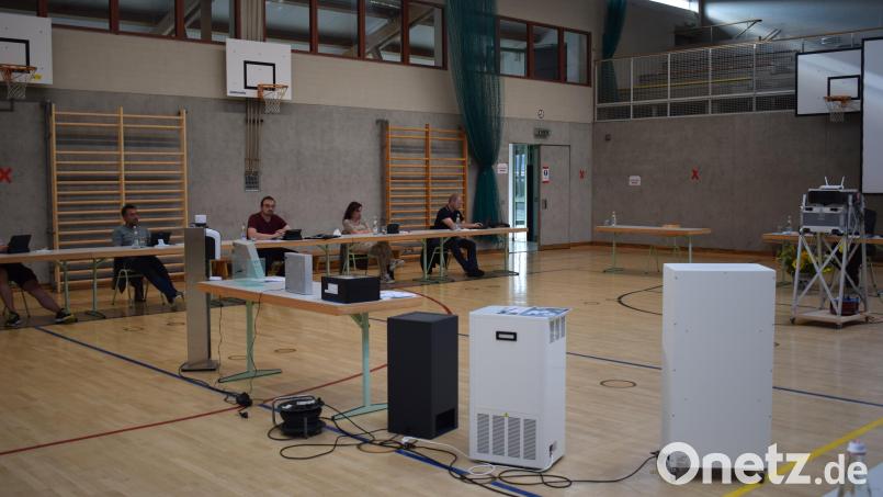 Verschiedene Luftreinigungsgeräte standen in der Stadtratssitzung zur Auswahl. Die Wirkung solcher Geräte ist sehr umstritten. Bild: bnr
