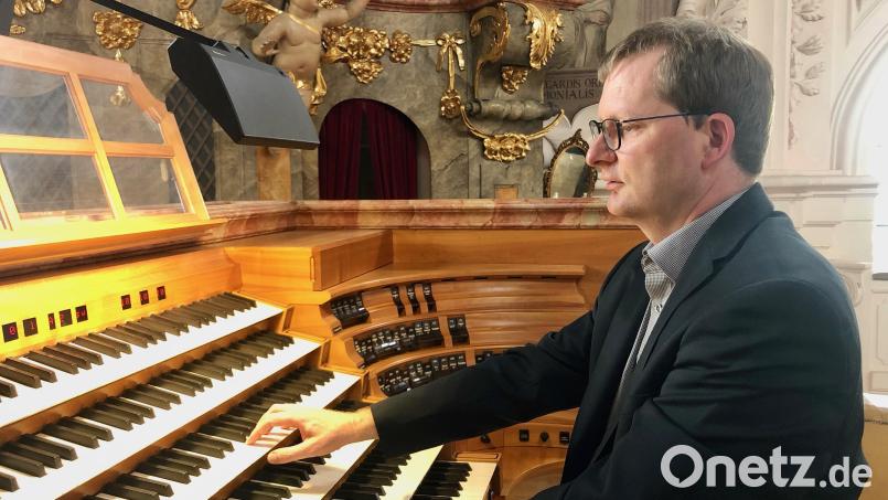 Andreas Sagstetter rückt die Jann-Orgel mit einem alljährlichen Konzertprogramm ins rechte Licht. Eine Orgel mit zwei 6-manualigen Spieltischen ist einmalig in Deutschland. Bild: dok
