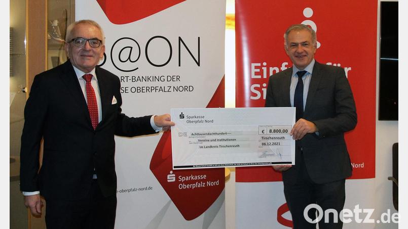 Ludwig Zitzmann, Vorsitzender des Vorstands der Sparkasse Oberpfalz Nord (links), sowie Landrat Roland Grillmeier mit dem Spendenscheck für die 28 Vereine im Landkreis. Bild: Walter Brucker/Landratsamt Tirschenreuth/exb