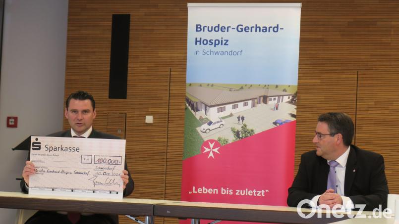 Landrat Thomas Ebeling (links) überreichte dem Regionalvorstand der Johanniter-Unfall-Hilfe, Martin Steinkirchner (rechts), einen Scheck über 100 000 Euro zum Bau einer Hospiz-Einrichtung in Schwandorf. Bild: Hirsch