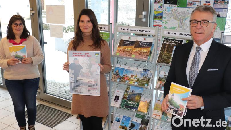 Bürgermeister Franz Stahl, Tourist-Info-Leiterin Stefanie Süß und Tourist-Info-Mitarbeiterin Petra Römer (von rechts) bei der Vorstellung des Gästeführerprogramms 2022. Bild: Stadt Tirschenreuth/exb