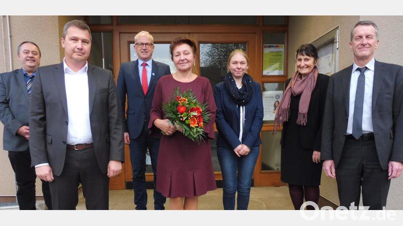 Der neuen Hahnbacher Schulleiterin Rektorin Ingrid Schneider (Mitte) gratulieren bei der Amtseinführung (von rechts) Schulamtsdirektor Gerald Haas, Rektorin Maria Schuller (Luitpoldschule Amberg) und Elternbeiratsvorsitzende Alexandra Karl sowie (von links) Bürgermeister Peter Dotzler, Konrektor Stefan Ottmann und Bürgermeister Bernhard Lindner. Bild: ibj