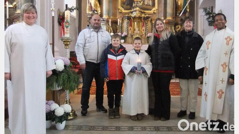 Die wichtigsten Helfer bei der Jugendtaufe in der Pittersberger Nikolauskirche (von links): Gemeindereferentin Kathrin Blödt, Papa Marce Schneider, Samuel Klos, ein Freund von Ben, das Taufkind Ben Schneider mit der Taufkerze, Mama Lavinia Schneider, Patin Renate Hunder und Pfarrvikar Pater John aus Tansania, der derzeit in der Pfarrei als Priester unterstützt. Bild: gm