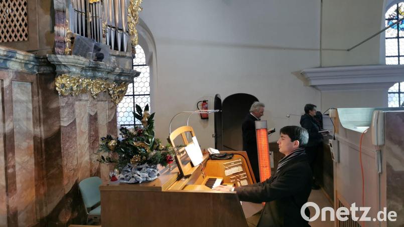 Die ersten Töne durfte Regionalkantor Florian Schuster der sanierten Barockorgel entlocken. Bild: gz