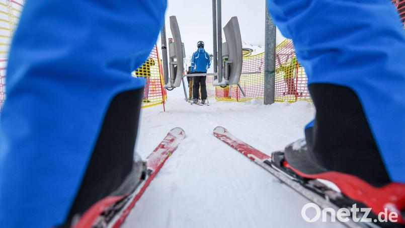 Ein Skifahrer wartet vor einem Lift. In Bayern gilt 2G in Skilifts und Seilbahnen. Ausnahmen gibt es für ungeimpfte minderjährige Schüler, die in der Schule regelmäßig getestet werden. Symbolbild: Patrick Seeger