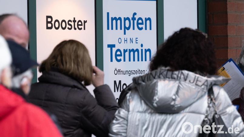 Booster, bleib bei deinen Leisten? Sollen sich auch Jugendliche ab 16 Jahren eine Auffrischungsimpfung holen? Die Stiko hat die Booster-Impfung bisher nur ab 18 empfohlen. Bild: Julian Stratenschulte/dpa