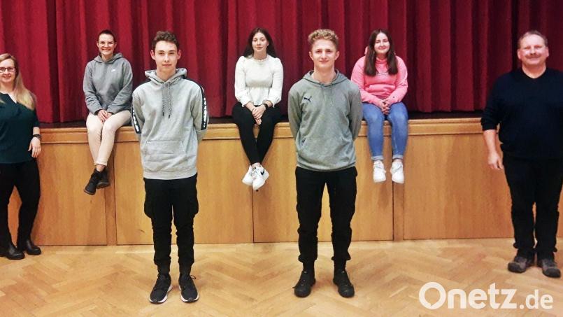 David Krapf (Dritter von rechts) ist der neue Jugendbürgermeister der Gemeinde Brand. Seine Stellvertreterin ist Tamara Kuhbandner (hinten rechts), Michaela Schindler (Mitte) kümmert sich um das Schriftwesen und Moritz Heser (Dritter von links) führt die Kasse. Die Sitzung leitete Bürgermeister Bernhard Schindler (rechts). Anwesend waren auch die Jugendbeauftragte Maria König und die bisherige Jugendbürgermeisterin Lilli Glowka (von links). Bild: ld