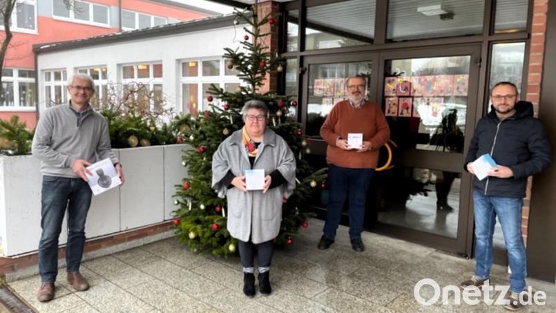 In einer Gemeinschaftsleistung finanzieren Elternbeirat, Marktgemeinde und ein Sponsor eine digitale Ausstattung für alle Waidhauser Schüler. Bild: fjo