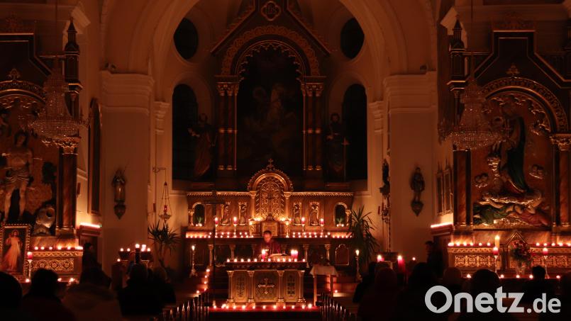 Alleine von Kerzenschein erhellt feierte Pfarrer Thomas Thiermann in der Plößberger Pfarrkirche St. Georg mit vielen Gläubigen am Freitagmorgen um 6 Uhr einen Rorategottesdienst. Bild: flt
