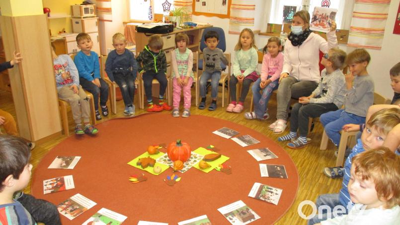 Im Stuhlkreis wurden zuerst die Hintergründe des Thanksgiving-Festes besprochen. Dann ging es natürlich ans Essen. Bild: njn