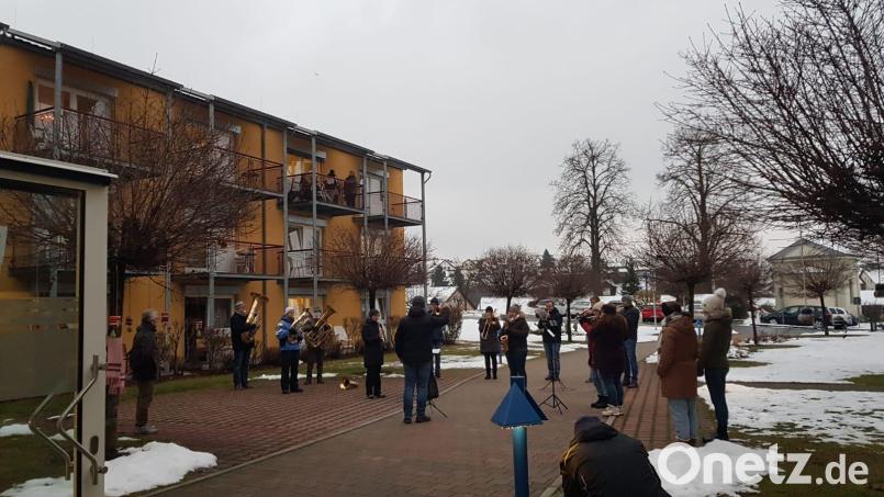Das Adventskonzert im Marienheim ging im Freien über die Bühne. Bild: Katja Sorgenfrei/exb