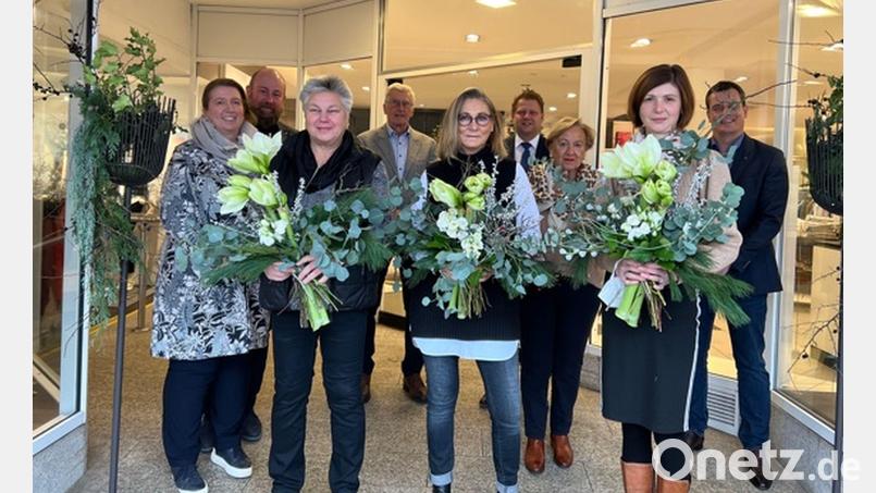 Während das Modehaus Zeitler eine IHK-Urkunde für das 75-jährige Bestehen erhielt, zeichnete das Unternehmen selbst langjährige Mitarbeiterinnen aus. Im Bild (vorne, von links) Karin Höfer, Ines Schricker und Katrin Madl sowie (hinten, von links) Katrin und Holger Paschedag, Ernst Zeitler, Bürgermeister Stefan Grillmeier, Barbara Zeitler und Florian Rieder (IHK). Bild: Modehaus Zeitler/exb