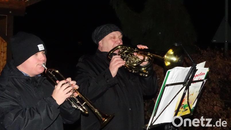 Bürgermeister Christian Ziegler (rechts) und sein Sohn Luis packten in Freihöls die Blasinstrumente aus und gaben ein Adventskonzert. Bild: Houschka