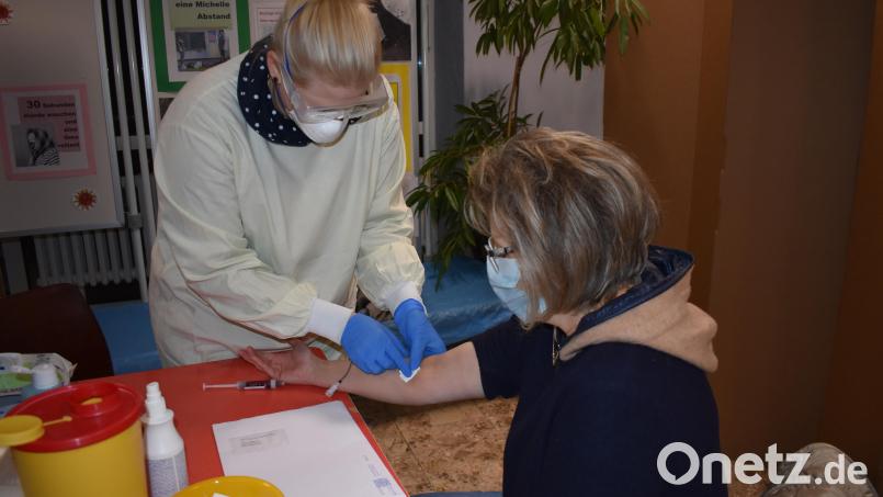 Eine Mitarbeiterin des BRK nimmt einer Probandin beim zweiten Teil der Corona-Antkörper-Studie im Landkreis Tirschenreuth Blut ab. Archivbild: lue