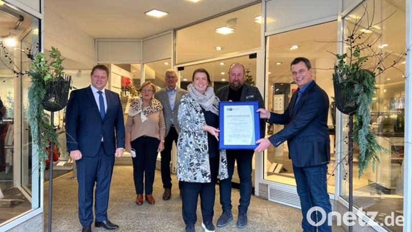 Eine Urkunde der IHK für das 75-jährige Bestehen des Modehauses Zeitler überreichte Florian Rieder an Holger und Katrin Paschedag (von rechts). Mit im Bild (von links) Bürgermeister Stefan Grillmeier sowie Barbara und Ernst Zeitler. Bild: Modehaus Zeitler/exb