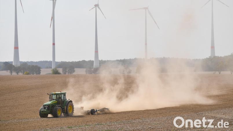 Für BBV-Kreisobmann Josef Irlbacher und BBV-Kreisgeschäftsführer Josef Wittmann schließen sich Land- und Energiewirtschaft in einer Hand nicht aus. Vor allem dann nicht, wenn die Stromerzeugung der Sicherung des landwirtschaftlichen Betriebes dient. Symbolbild: Patrick Pleul/dpa