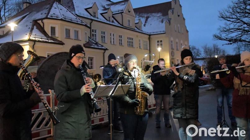 Sie machen das Beste draus: Die Stadtkapelle formiert sich im Freien, um für die Bewohner von Refugium und Marienheim ein Adventskonzert zu geben Bild: Agnes Jonas/exb