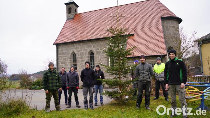 Spielberger Feuerwehrmänner stellen an der Dorfkapelle Christbaum auf Bild: fvo