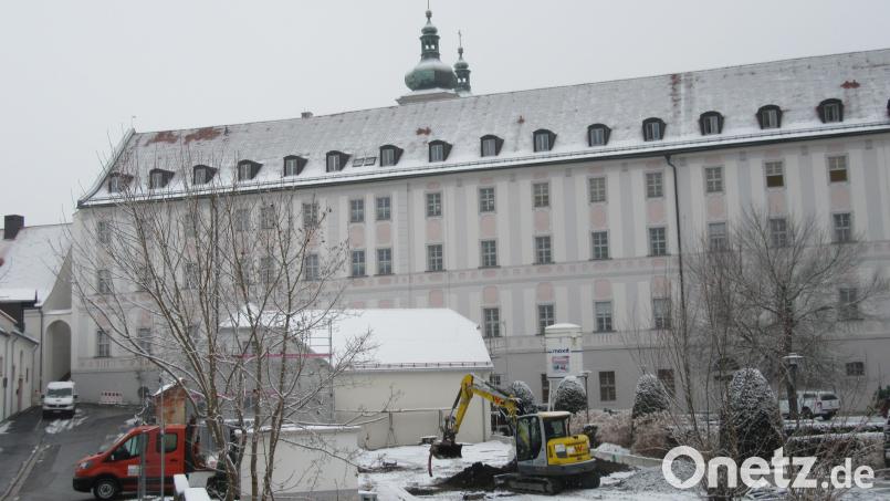 Die Arbeiten für den neuen &quot;Parkplatz Nord&quot; auf dem Gelände der Zisterzienserinnen-Abtei Waldsassen an der Brauhausstraße sind auch nach den ersten Schneefällen fortgesetzt worden. Eine Winterpause solle es aber dennoch geben. Bild: kgg