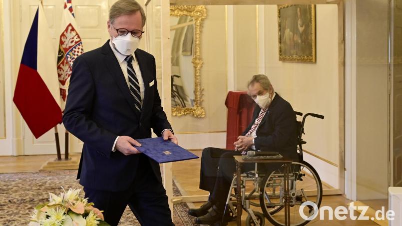 Ende November schien alles noch in Ordnung: Der tschechische Präsident Milos Zeman (rechts) und der neue Ministerpräsident Petr Fiala bei dessen Vereidigung. Knapp zwei Wochen später knirscht es zwischen den beiden gewaltig. Bild: Roman Vondrous/dpa