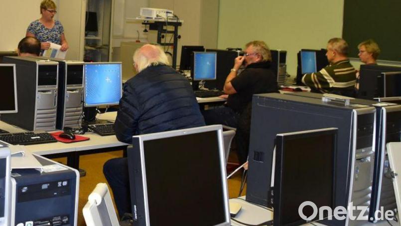 Sandra Klein hatte das richtige Händchen dafür, um ältere Bürger am Computer zu schulen. Bild: Stadt Schönsee/exb