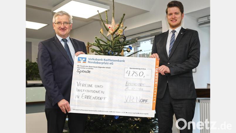 Den Spendenscheck für die Vereine und Institutionen über 4250 Euro überreichte Geschäftsstellenleiter Alexander Goblirsch (rechts) stellvertretend an Bürgermeister Johannes Reger. Bild: njn