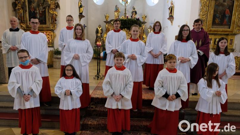 Über fünf neue Ministranten freuen sich die katholische Pfarrgemeinde St. Johannes der Täufer und Pfarrer Max Früchtl. Bild: le
