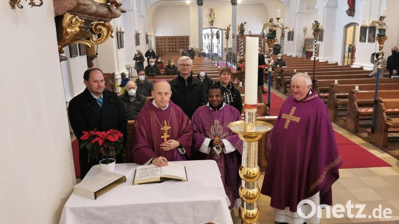 Zweiter Bürgermeister Thomas Kleber bat Weihbischof Reinhard Pappenberger, Pfarrvikar Basil Bazir Ngwega, Pfarrer Erwin Bauer (vorne, von links) und Orgelbauer Rainer Kilbert und Kirchenpflegerin Nicole Hummer (zweite Reihe) um den Eintrag ins Goldene Buch. Bild: gz