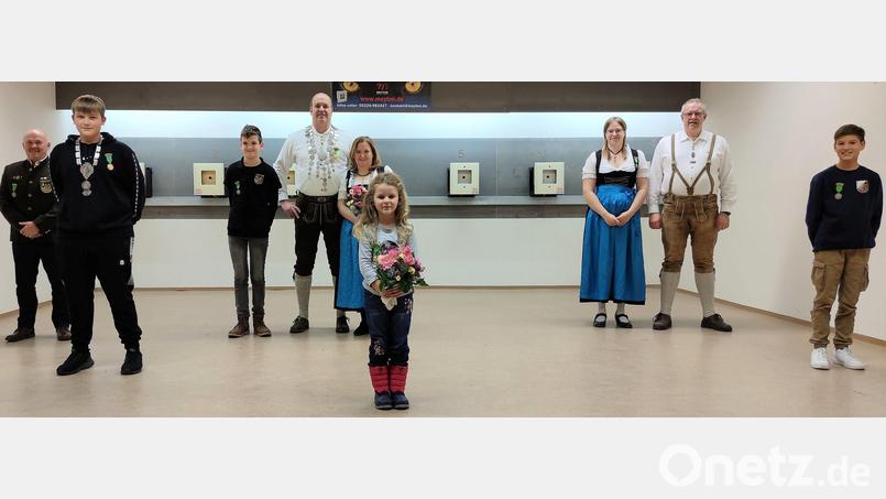 Die Burgschützen Ebermannsdorf küren ihre Würdenträger (von links): Erster Ritter Franz Pfab, Jugendkönig Felix Scheeler, Erster Jugendritter Bastian Kryschak mit seinen Eltern, König Armin Kryschak und Liesl Roswitha Kryschak, Jugendliesl Leni Steup, Zweites Burgfräulein Stefanie Kryschak mit ihrem Vater, den Zweiten Ritter Thomas Kryschak, und Zweiter Jugendritter Leo Auer. Bild: wec