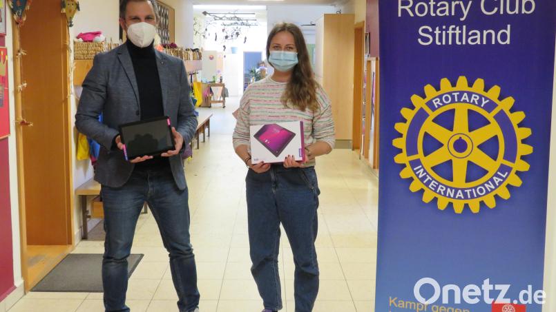 Thomas Franz, Geschäftsführer der Marketingagentur C3, und Julia Ritter, Leitung des Kinderhauses „Unsere kleine Welt“ bei der Übergabe. Bild: Patricia Kreuzer/exb