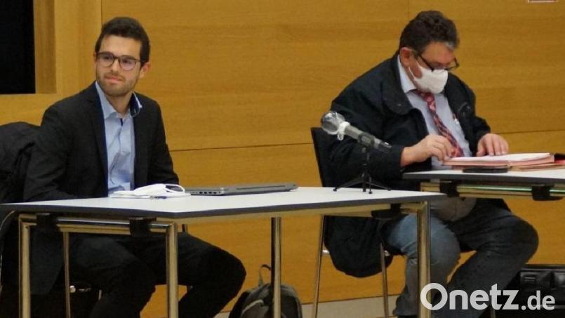 Management Consulting Rödl und Partner (links) erläuterte die Kalkulation zur Anpassung der Entwässerungsgebühren. Wilhelm Meier, der Leiter der Stadtwerke, nahm zum Wirtschaftsplan 2022 Stellung. Bild: wel