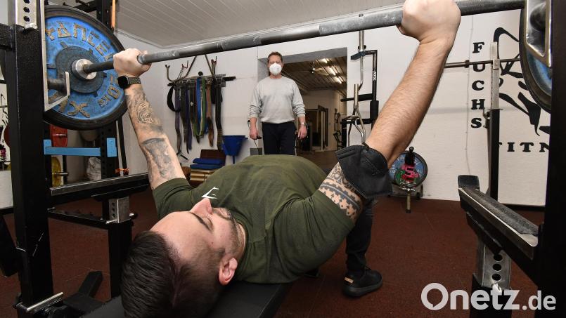 Danny Naber stemmt beim Bankdrücken rund 150 Kilogramm - Trainer Wolfgang Fuchs schaut aufmerksam zu. Müssten in einem neuen Lockdown die Fitnessstudios wieder schließen, für den 34-Jährigen wäre es eine &quot;Katastrophe&quot;. Zuhause hat er die schweren Geräte nicht, und auch der soziale Austausch ginge verloren. Bild: Petra Hartl
