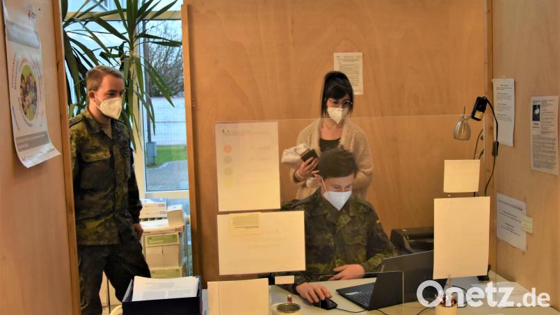 Soldaten unterstützen bei der Bewältigung der Corona-Pandemie wie hier im Impfzentrum Weiden bei der Registrierung. Bild: Mario Hönig/exb