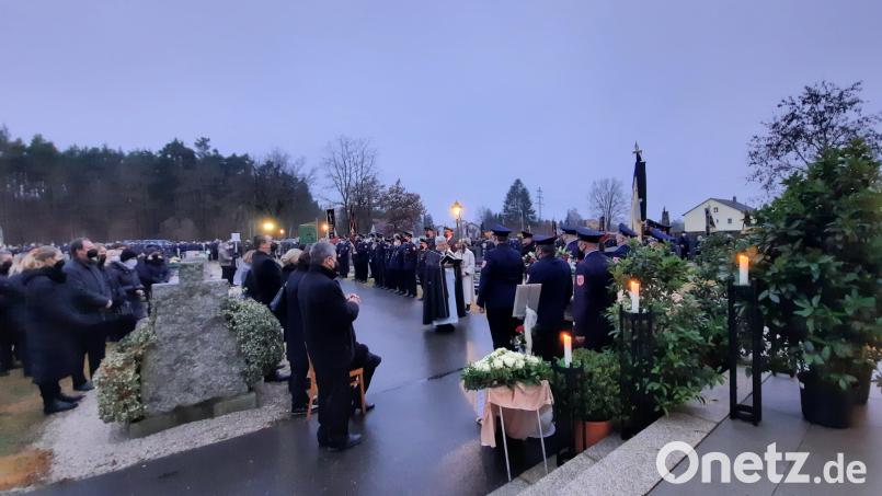 Der ehemalige Kreisbrandrat Josef Lorenz wird unter großer Anteilnahme beigesetzt. Bild: bey