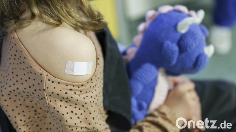 Ein Pflaster klebt auf den Arm eines siebenjährigen Mädchens, nachdem es gegen das Covid19-Virus geimpft wurde. Symbolbild: Jan Woitas/dpa