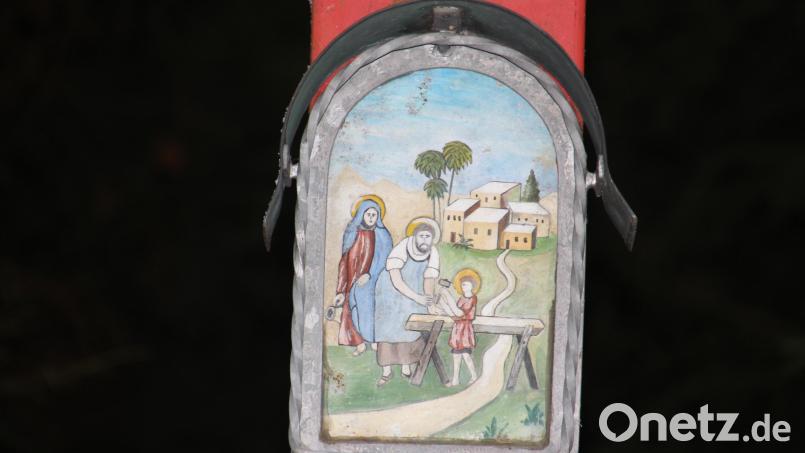 Das Bildmotiv an der &quot;Roten Marter&quot; zeigt die Heilige Familie bei Zimmererarbeiten. Bild: kro