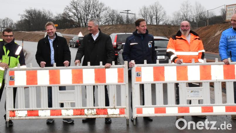 Nach nur fünfmonatiger Bauzeit konnte ein fertig gestelltes Teilstück der Staatsstraße 2399 bei Freudenberg dem Verkehr übergeben werden (von links): Baudirektor Stefan Noll, Bürgermeister Alwin Märkl, Landtagsabgeordneter Harald Schwartz, Fachbereichsleiter Straßenbau Tobias Bäumler, Holger Meyer und Helmut Seebauer (Ausführende Straßenbaufirma) . Bild: sche