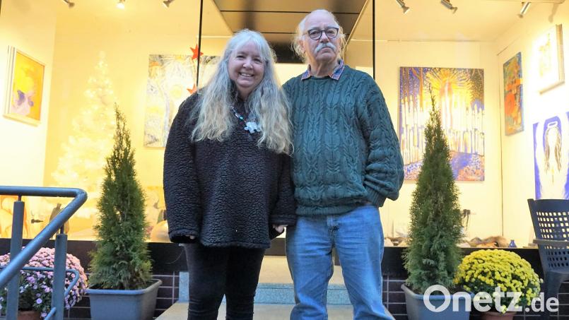Internationales Künstler-Paar in Tännesberg: Die US-Malerin Christina Jarmolinski und der niederländische Fotograf Rob de Koter vor dem Atelier am Marktplatz. Bild: jut