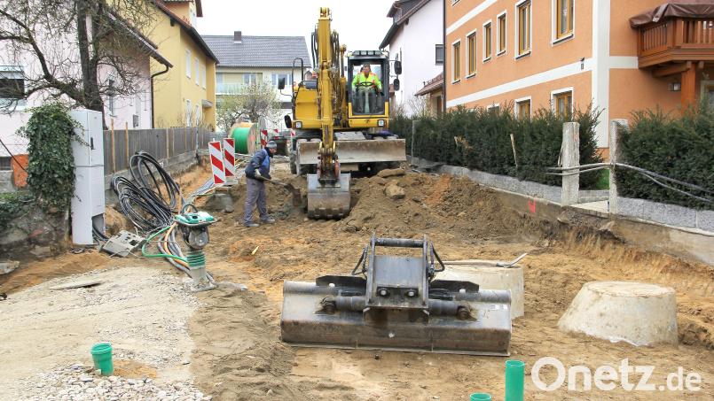 Mit der Auskofferung der Straße und der Errichtung der Erdplanierung erfolgt auch die Erneuerung der Hausanschlüsse. Im Gehsteig werden künftig zwölf Rohre und Leitungen mitgeführt. Bild: Josef Böhm