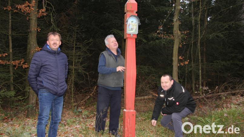 Rudi Mark (links) übergab die Betreuung der „Roten Marter“ in die Hände des OWV Griesbach. Vorsitzender Günter Gradl (rechts) und Ortsheimatpfleger Ludwig Gradl (Mitte) versprachen, sich um das Flurdenkmal zu kümmern. Bild: kro