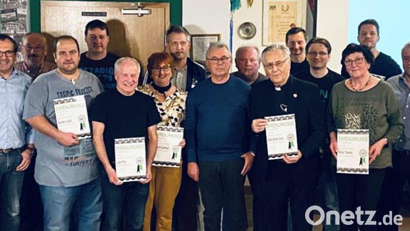 Die DJK Ammerthal ehrt langjährige Mitglieder (von links): Reinhard Lutter, Vorstandsmitglied Stefan Badura, Siegfried Birner, Jürgen Baumer, Martin Scherer, Paul Luber, Gerti Heinrich, Josef Mayer, Guido Michl, Günther Koller, Pfarrer Alois Albersdörfer, Manfred Niebler, Michael Strehl, Thomas Müller, Gregor Paulus, Vorstandsmitglied Peter Haller und Bürgermeister Anton Peter. Bild: Stefan Badura/exb