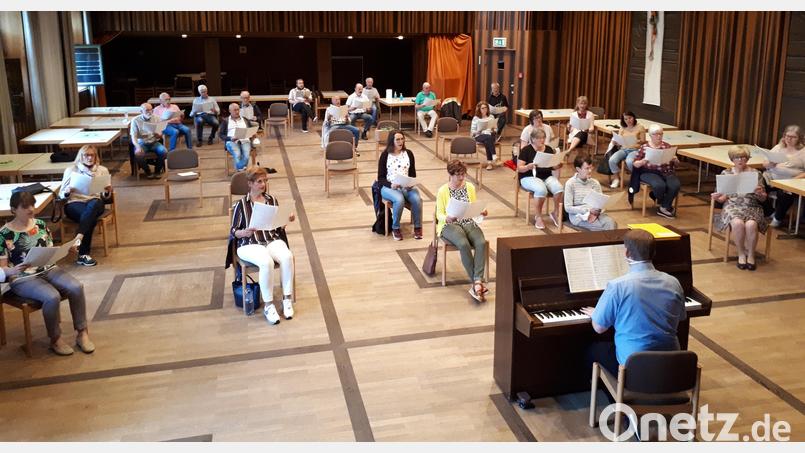Der Chor der Basilika unter Leitung von Kirchenmusikdirektor Andreas Sagstetter (am Klavier) bei der Probe im Jugendheimsaal. Bild: pz