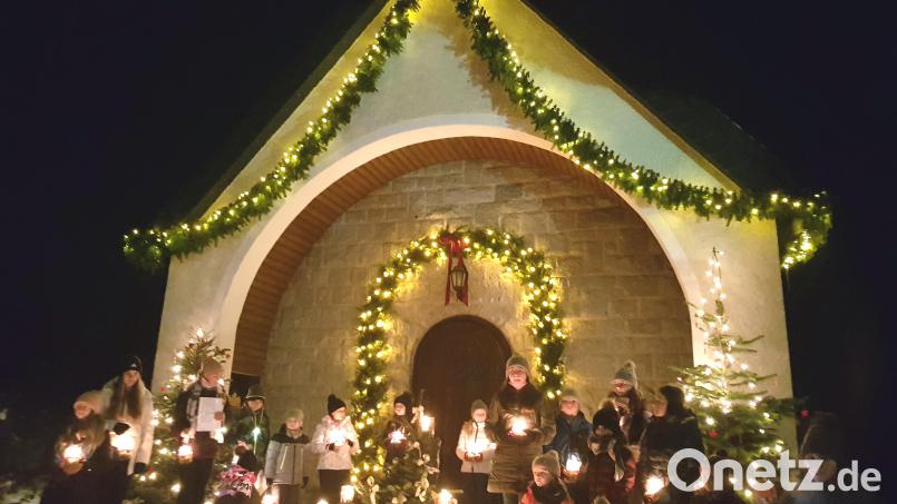 Stimmungsvoll war das zweite Adventsfenster an der Dorfkapelle in Heumaden, das die Dorfgemeinschaft vorbereitet hatte. Die Kinder trugen Texte bei. Bild: gi