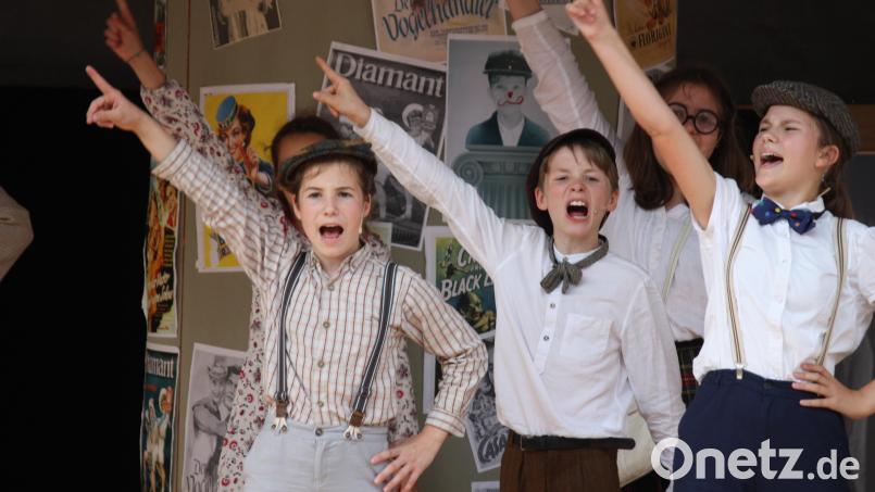 Szene aus dem Musical „Emil und die Detektive“ nach Erich Kästner mit (von links) Annika Gitter, Jonah Gitter und Lena Ruhland. Das Stück kehrt nach seiner Premiere im Sommer in den Spielplan zurück. Archivbild: Florian Wein/Ovigo-Theater