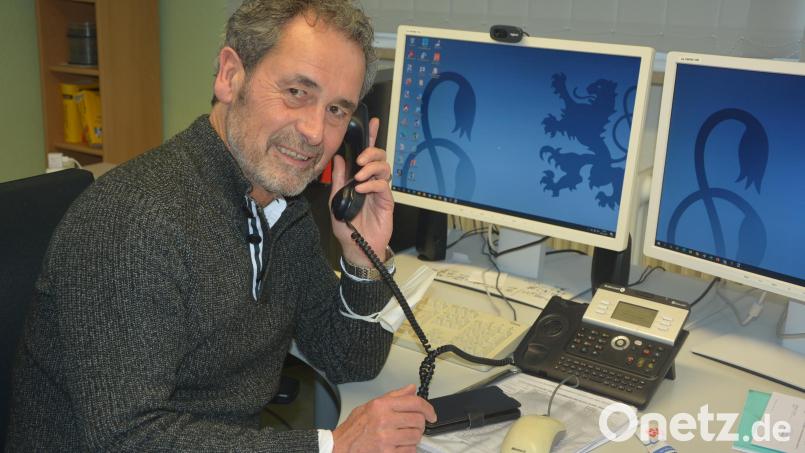 Noch sitzt Rudolf Kunz in seinem Büro am Schulamt in Tirschenreuth. Selbst dort hat der &quot;Löwen&quot;-Fan Utensilien des Münchener Drittligisten an exponierter Stelle. Bild: jr