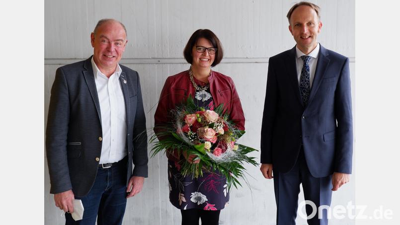 Schulamtsdirektor Stefan Tischer (rechts) führt Birgit Koholka als neue Leiterin der Grundschule Kümmersbruck ins Amt ein. Bürgermeister Roland Strehl (links) gratuliert zum Karriereschritt. Bild: Martina Saffert/exb